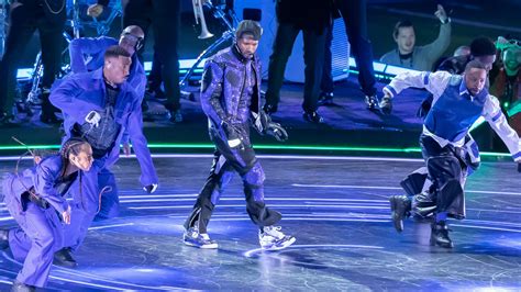 skater fell off stage super bowl